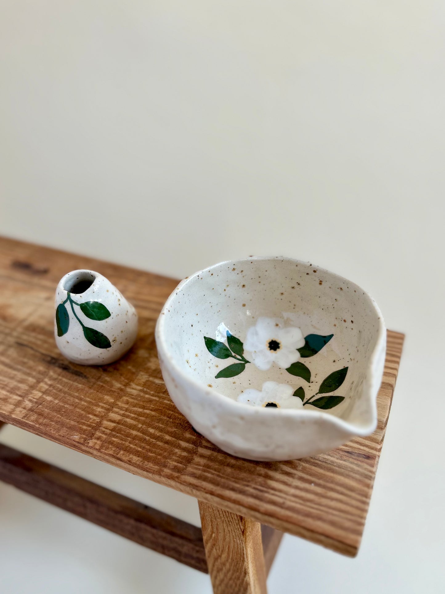 Bol à Matcha fleurs blanches + repose fouet